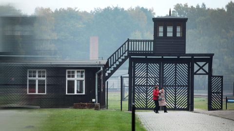 Besucher gehen am Eingang des Stutthof Museums in Sztutowo (Polen) vorbei