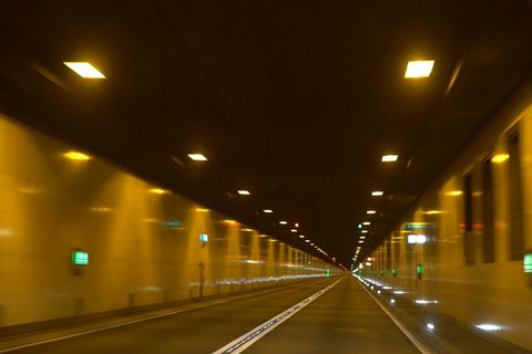 Eine leere und im dunkeln beleuchtete Strecke durch den Elbtunnel