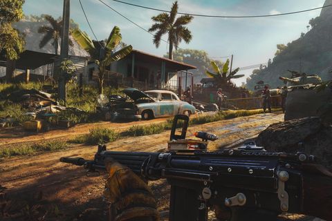 Eine Szene aus Far Cry 6 mit einer Sandpiste und Palmen
