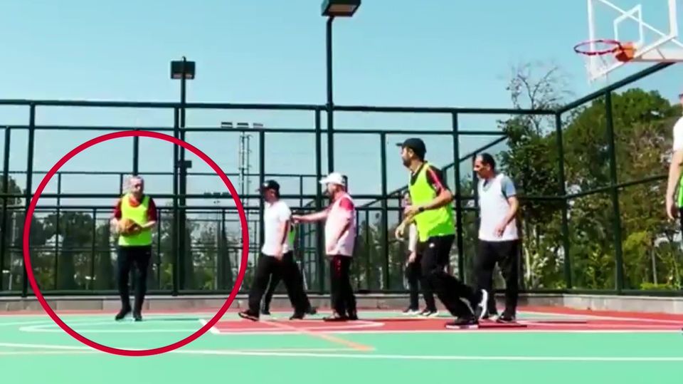 Recep Tayyip Erdogan spielt Basketball