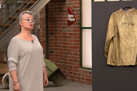 Monika Vonknechten steht im Studio von Bares für Rares neben ihrer Jacke
