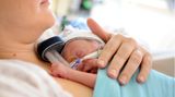 Die Gefühle kommen manchmal etwas später hinterher  Wenn die Kinder nach dem Kaiserschnitt in den Inkubatoren liegen und Berührungen kaum möglich sind, kann das Gefühl, gerade Eltern geworden zu sein ein wenig auf der Strecke bleiben.  Habt keine Sorge, wenn eure Gefühle nicht hinterherkommen. Sie kommen später nach. Ganz sicher.