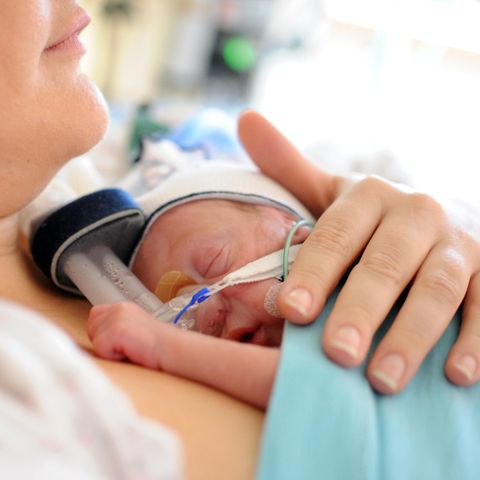 Die Gefühle kommen manchmal etwas später hinterher  Wenn die Kinder nach dem Kaiserschnitt in den Inkubatoren liegen und Berührungen kaum möglich sind, kann das Gefühl, gerade Eltern geworden zu sein ein wenig auf der Strecke bleiben.  Habt keine Sorge, wenn eure Gefühle nicht hinterherkommen. Sie kommen später nach. Ganz sicher.