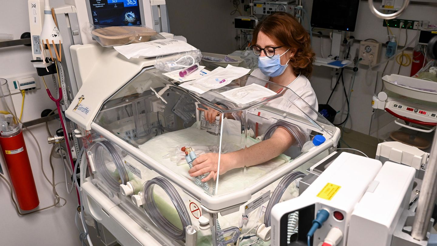 Bei Frühchen ist alles anders: Fragen stellen und Wünsche äußern Ihr und die Babys seid die Hauptpersonen. Stellt im Krankenhaus all eure Fragen, hakt nach bis ihr die Erklärungen wirklich verstanden habt. Und: Äußert eure Wünsche! Fragen stellen und Wünsche äußern Ihr und die Babys seid die Hauptpersonen. Stellt im Krankenhaus all eure Fragen, hakt nach bis ihr die Erklärungen wirklich verstanden habt. Und: Äußert eure Wünsche!