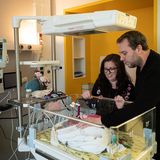 Eltern, passt  auch auf euch auf!  Man will alles richtig machen, alles für die Kinder tun, selbst wenn es nichts zu tun gibt, kann der Stresslevel hoch sein. Bei alle dem: Sorgt auch für euch selbst. Eltern, die zusammenbrechen, nützen den Kindern nichts.