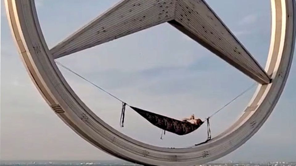 Spektakulär: Mann chillt in Hängematte 100 Meter über Berlin