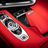 Der Fahrdynamik-Drehknopf ist unter einer Handauflage versteckt