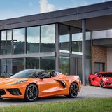 Die Chevrolet Corvette C8 gibt es als Cabrio (links) und Coupé