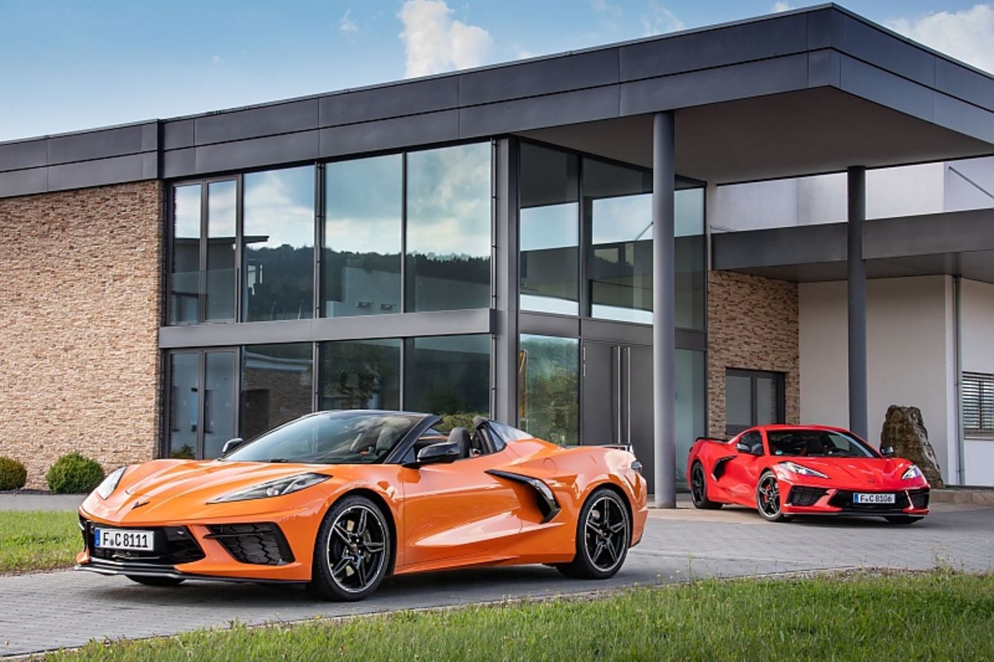 Die Chevrolet Corvette C8 gibt es als Cabrio (links) und Coupé