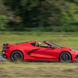 Das Dach des Coupés wird im hinteren Kofferraum verstaut