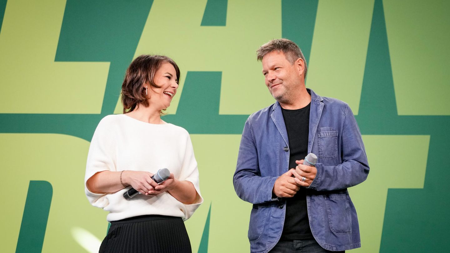 Greens want to sound out in three-way talks with the SPD and FDP Greens want to sound out in three-way talks with the SPD and FDP