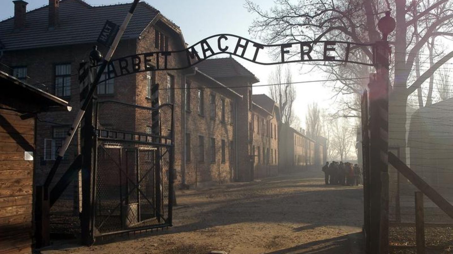 Der Schriftzug "Arbeit macht Frei" über dem Eingang zum ehemaligen Konzentrationslager Auschwitz-Birkenau.