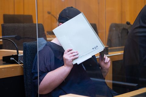 Mutter eines Opfers sitzt im Landgericht Münster und verdeckt ihr Gesicht mit einer Mappe
