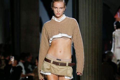 Miu Miu auf der "Paris Fashion Week": Bodyshaming vorprogrammiert: Diesen 2000er-Trend will keiner zurück