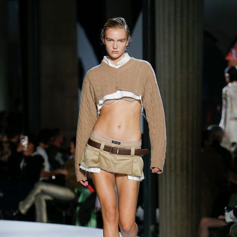 Miu Miu auf der "Paris Fashion Week": Bodyshaming vorprogrammiert: Diesen 2000er-Trend will keiner zurück Miu Miu auf der "Paris Fashion Week": Bodyshaming vorprogrammiert: Diesen 2000er-Trend will keiner zurück