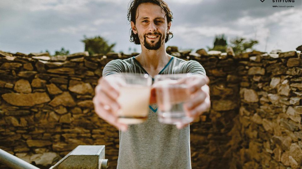 Wasser #41 Neven Subotic - Stiftung (offizielle Pressefotos) Passioniert: Fußballprofi Neven Subotic gründete eine Stiftung, die den Brunnenbau in Afrika unterstützt