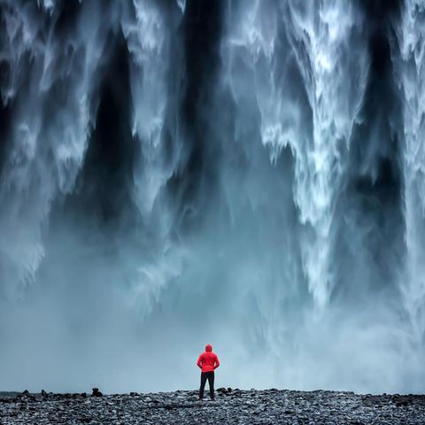 Wassergewalt, und der Mensch kann nur noch staunen – wie hier am Skógafoss-Wasserfall in Island
