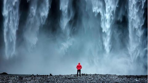 Wassergewalt, und der Mensch kann nur noch staunen – wie hier am Skógafoss-Wasserfall in Island
