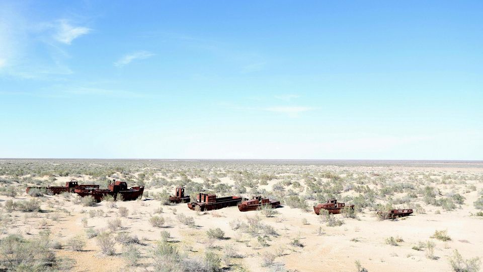 Die Usbeken nennen den Aralsee Meer. Exzessiver Baumwollanbau ließ ihn zu einem Schiffsfriedhof vertrocknen