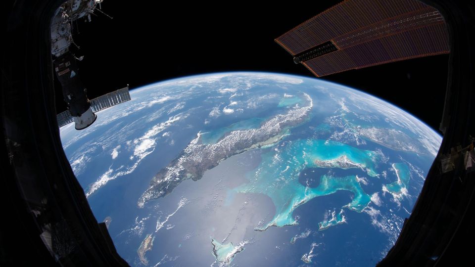 Wasser #41 Blick aus dem All auf die Bahamas und Kuba.NASA Photo ID: ISS062-E-117852 Aufnahme vom 2020.03.30Clouds trace out the islands of the Caribbean Sea in this photo taken by an astronaut from inside the Cupola on the International Spa... Blau in allen Tönen: Blick aus der Raumstation ISS in 400 Kilometer Höhe auf die Bahamas und Kuba