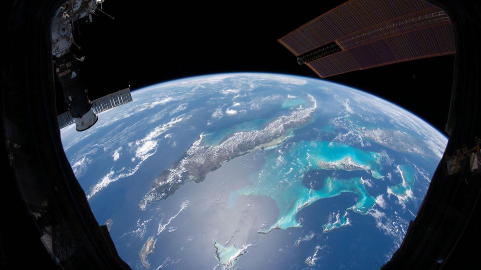 Blau in allen Tönen: Blick aus der Raumstation ISS in 400 Kilometer Höhe auf die Bahamas und Kuba