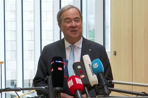 Video: Laschet hält an Regierungsoption mit Jamaika-Bündnis fest