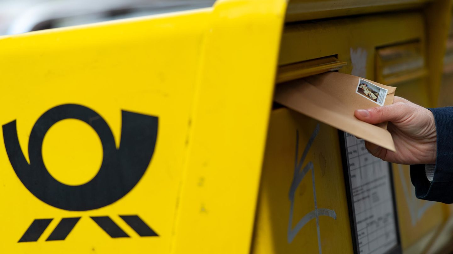 Die Deutsche Post will die Porto-Kosten für den Briefversand erhöhen (Symbolfoto)