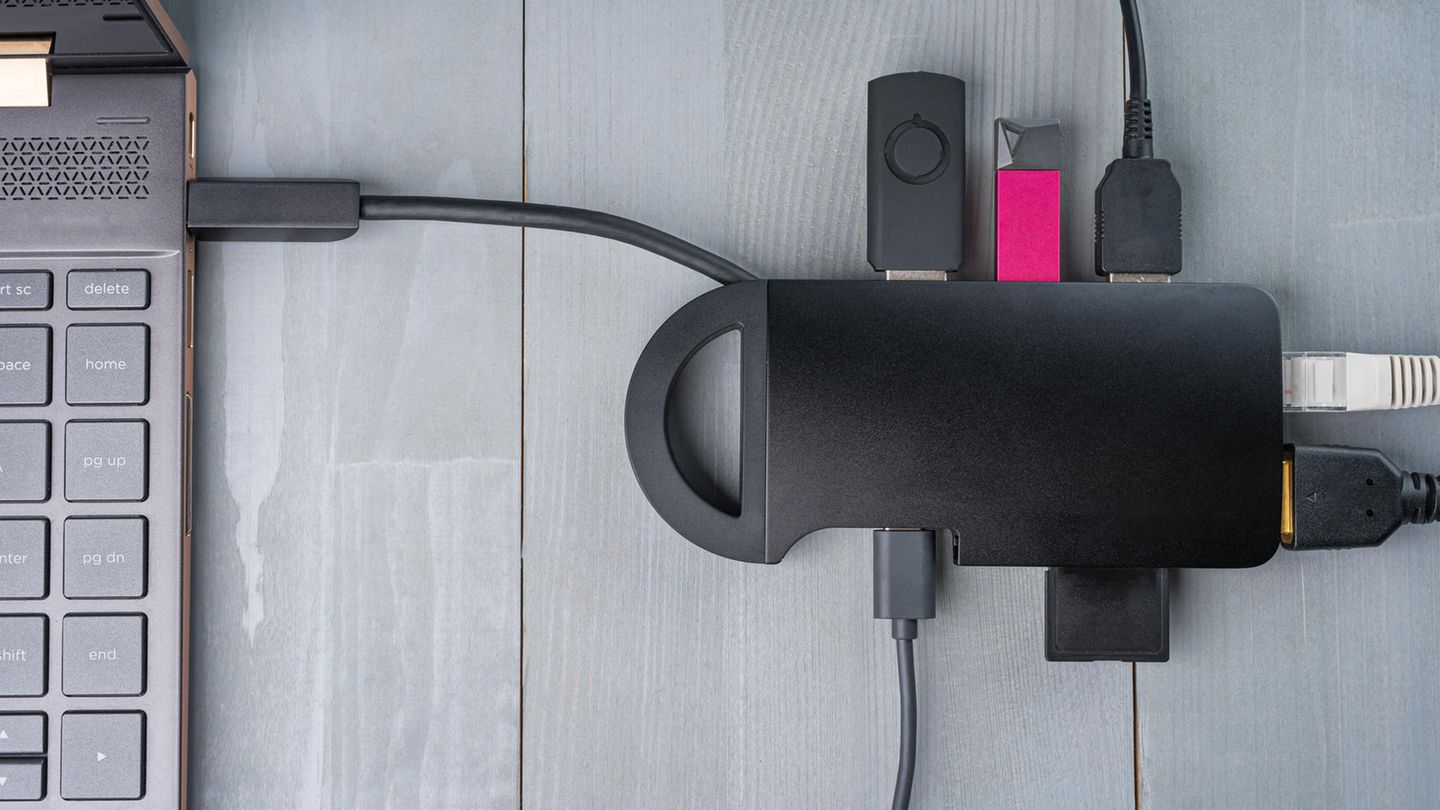 Ein USB-C-Hub verbindet den Laptop mit Internet, Bildschirm und weiteren Gerätschaften.