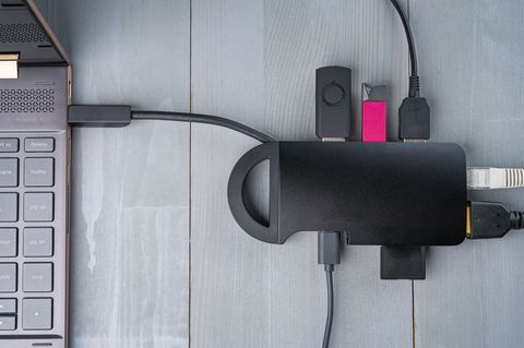 Ein USB-C-Hub verbindet den Laptop mit Internet, Bildschirm und weiteren Gerätschaften.