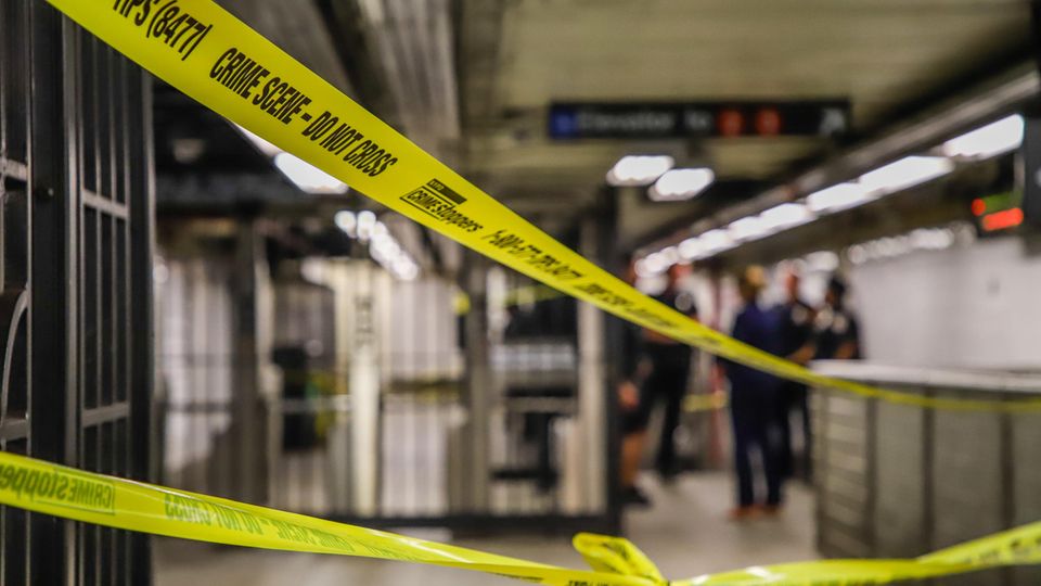Ein Absperrband der New Yorker Polizei