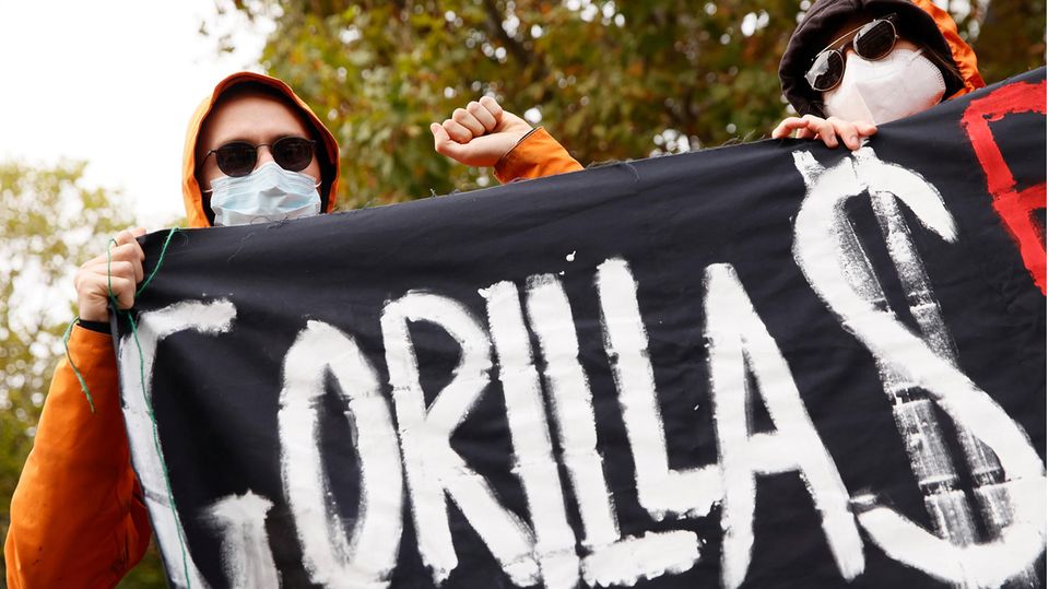Ehemalige Gorillas-Kuriere protestieren vor der Konzernzentrale von Gorillas