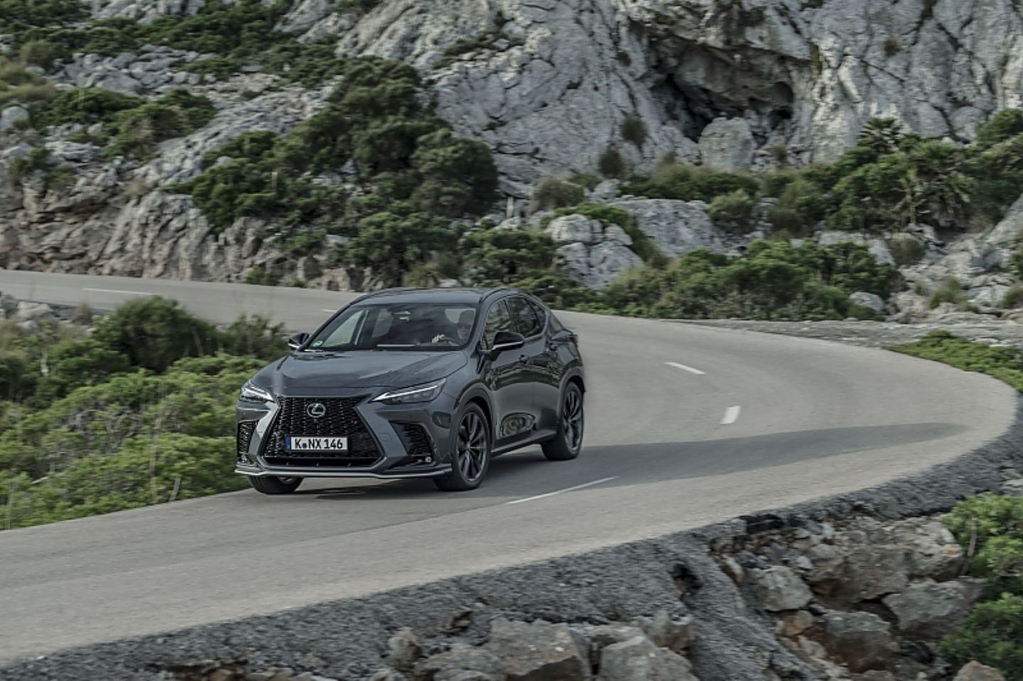 Der Lexus NX 450h+ agiert elastisch