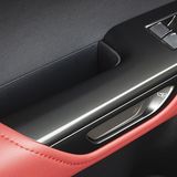 Die Tür entriegelt sich auf Knopfdruck