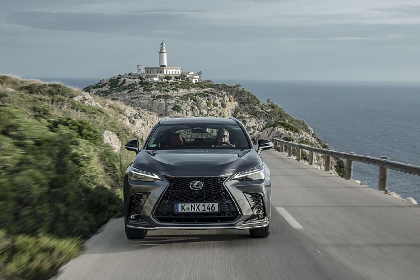 Der Lexus NX 450h+ steht stämmiger da