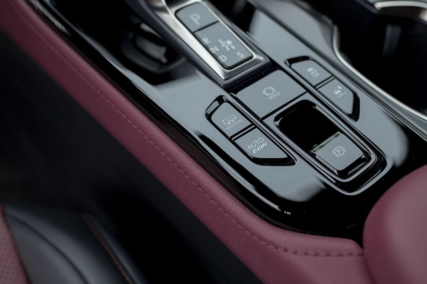 Per Knopfdruck kann die Batterie während der Fahrt durch den Verbrenner geladen werden