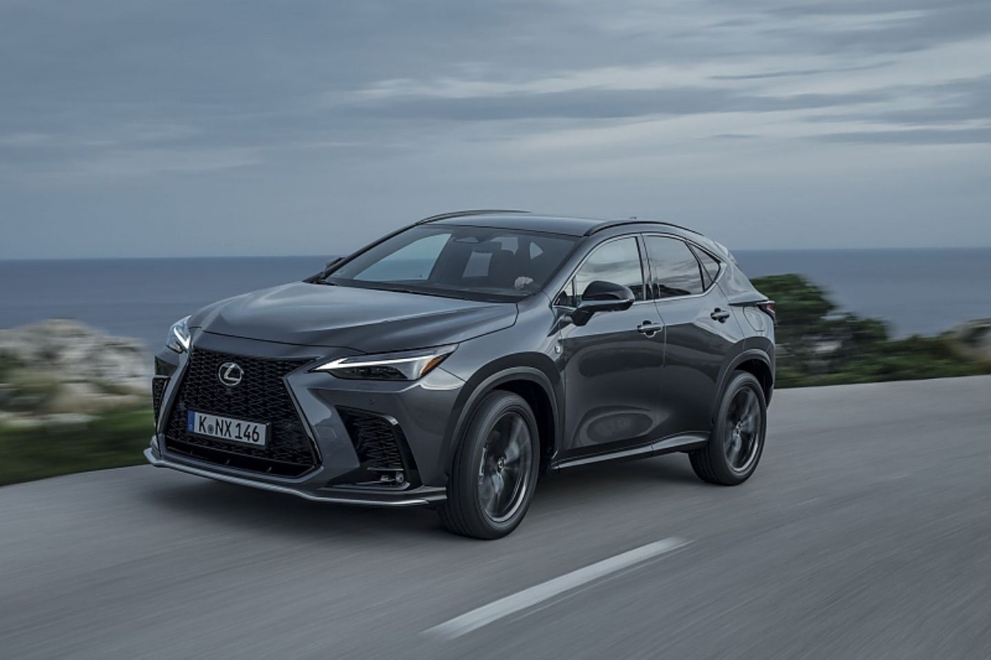 Der Lexus NX 450h+ wiegt gut zwei Tonnen