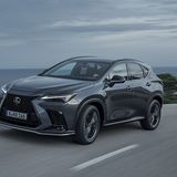 Der Lexus NX 450h+ wiegt gut zwei Tonnen
