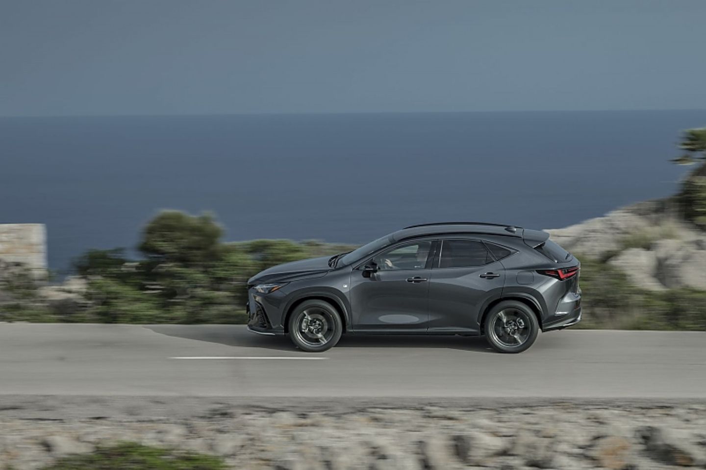 Der Lexus NX 450h+ ist bis zu 200 km/h schnell