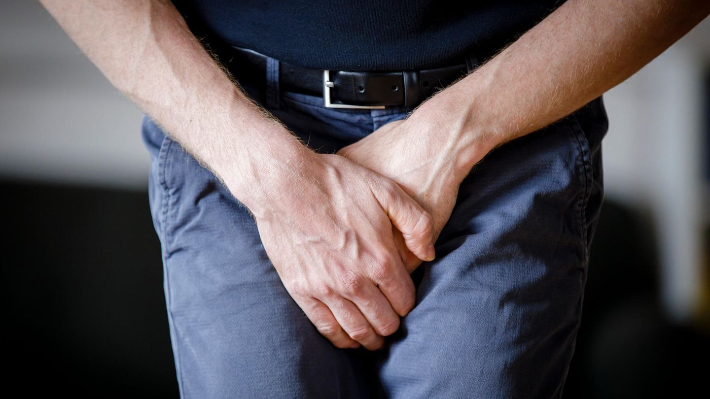 Blasenkrebs – das Risiko für Raucher  Neben Prostatatumoren ist der Blasenkrebs eine der häufigsten Krebserkrankungen bei Männern. Tumore in der Blase werden durch Rauchen begünstigt, sie gelten aber auch als Berufsrisiko für Beschäftigte in Maler- und Lackierbetrieben sowie in der chemisch-pharmazeutischen Industrie durch die dort verwendeten aromatischen Aminen. Da Urin in der Blase direkt mit einem Tumor in Kontakt kommt, ist es wahrscheinlich, dass Tumorzellen, tumorspezifische Proteine oder andere Signal Moleküle mit dem Harn ausgeschieden werden. Diese als Marker bezeichneten Stoffe lassen sich mit einem Test nachweisen. Der Test wird nicht von den gesetzlichen Kassen getragen.