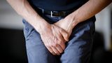 Blasenkrebs – das Risiko für Raucher  Neben Prostatatumoren ist der Blasenkrebs eine der häufigsten Krebserkrankungen bei Männern. Tumore in der Blase werden durch Rauchen begünstigt, sie gelten aber auch als Berufsrisiko für Beschäftigte in Maler- und Lackierbetrieben sowie in der chemisch-pharmazeutischen Industrie durch die dort verwendeten aromatischen Aminen. Da Urin in der Blase direkt mit einem Tumor in Kontakt kommt, ist es wahrscheinlich, dass Tumorzellen, tumorspezifische Proteine oder andere Signal Moleküle mit dem Harn ausgeschieden werden. Diese als Marker bezeichneten Stoffe lassen sich mit einem Test nachweisen. Der Test wird nicht von den gesetzlichen Kassen getragen.
