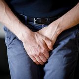 Blasenkrebs – das Risiko für Raucher  Neben Prostatatumoren ist der Blasenkrebs eine der häufigsten Krebserkrankungen bei Männern. Tumore in der Blase werden durch Rauchen begünstigt, sie gelten aber auch als Berufsrisiko für Beschäftigte in Maler- und Lackierbetrieben sowie in der chemisch-pharmazeutischen Industrie durch die dort verwendeten aromatischen Aminen. Da Urin in der Blase direkt mit einem Tumor in Kontakt kommt, ist es wahrscheinlich, dass Tumorzellen, tumorspezifische Proteine oder andere Signal Moleküle mit dem Harn ausgeschieden werden. Diese als Marker bezeichneten Stoffe lassen sich mit einem Test nachweisen. Der Test wird nicht von den gesetzlichen Kassen getragen.