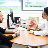 Ab 45: Hose runter Prostata  Nur die wenigsten Männer dürften vor ihrem 40 Geburtstag bei einem Urologen gewesen sein, ab 45 wird es dann Zeit für die Suche nach einem urologischen Facharzt des Vertrauens. Denn neben dem Herzinfarkt zählt Prostatakrebs zu den häufigsten Krebserkrankungen bei Männern. Das Risiko ein Prostatakarzinom zu bekommen liegt bei gut 14 Prozent. Ab dem 50 Lebensjahr steigt das Risiko.   Diese Tumore lassen sich heute sehr gut behandeln, wenn sie rechtzeitig erkannt werden. Das rektale Abtasten mit der Hand wird künftig nicht mehr Teil der Untersuchung sein. Stattdessen wird bei der Früherkennung auf den PSA-Wert gesetzt und die Drüse mit einer Ultraschallsonde durchleuchtet. Ein zu spät erkannter Prostatatumor kann in Leber, Lymphknoten, Knochen und die Wirbelsäule streuen. Dort angekommen, ist eine Heilung äußerst schwierig. Die gesetzliche Krankenkasse übernimmt für Männer ab dem 45 Lebensjahr die Kosten für einen jährlichen Check