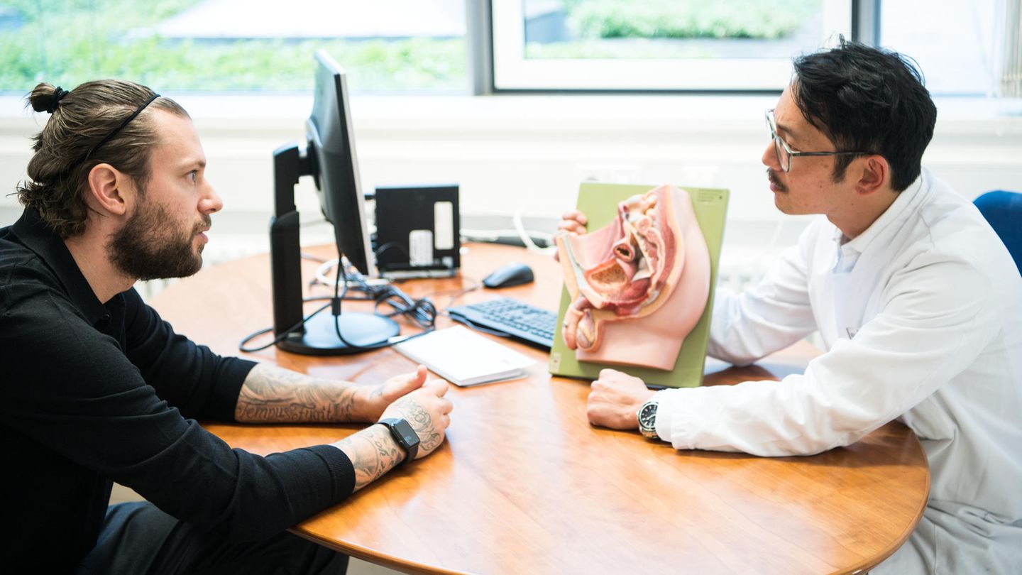 Krebs, Aneurysma, Bluthochdruck: Ab 45: Hose runter Prostata Nur die wenigsten Männer dürften vor ihrem 40 Geburtstag bei einem Urologen gewesen sein, ab 45 wird es dann Zeit für die Suche nach einem urologischen Facharzt des Vertrauens. Denn neben dem Herzinfarkt zählen Prostatakarzinome zu den häufigsten ernsten Erkrankungen bei Männern. Diese Tumore lassen sich heute sehr gut behandeln, wenn sie rechtzeitig erkannt werden. Mit dem Abtasten der Drüse sowie Ultraschall kann der Arzt Größenveränderungen, Entzündungen aber auch Krebs erkennen. Ein nicht erkannter Prostatatumor kann in Leber, Lymphknoten, die Knochen und die Wirbelsäule streuen. Dort angekommen, ist eine Heilung so gut wie ausgeschlossen. Die gesetzliche Krankenkasse übernimmt für Männer ab dem 45 Lebensjahr die Kosten für einen jährlichen Check. Ab 45: Hose runter Prostata Nur die wenigsten Männer dürften vor ihrem 40 Geburtstag bei einem Urologen gewesen sein, ab 45 wird es dann Zeit für die Suche nach einem urologischen Facharzt des Vertrauens. Denn neben dem Herzinfarkt zählen Prostatakarzinome zu den häufigsten ernsten Erkrankungen bei Männern. Diese Tumore lassen sich heute sehr gut behandeln, wenn sie rechtzeitig erkannt werden. Mit dem Abtasten der Drüse sowie Ultraschall kann der Arzt Größenveränderungen, Entzündungen aber auch Krebs erkennen. Ein nicht erkannter Prostatatumor kann in Leber, Lymphknoten, die Knochen und die Wirbelsäule streuen. Dort angekommen, ist eine Heilung so gut wie ausgeschlossen. Die gesetzliche Krankenkasse übernimmt für Männer ab dem 45 Lebensjahr die Kosten für einen jährlichen Check.