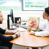 Ab 45: Hose runter Prostata  Nur die wenigsten Männer dürften vor ihrem 40 Geburtstag bei einem Urologen gewesen sein, ab 45 wird es dann Zeit für die Suche nach einem urologischen Facharzt des Vertrauens. Denn neben dem Herzinfarkt zählen Prostatakarzinome zu den häufigsten ernsten Erkrankungen bei Männern. Diese Tumore lassen sich heute sehr gut behandeln, wenn sie rechtzeitig erkannt werden. Mit dem Abtasten der Drüse sowie Ultraschall kann der Arzt Größenveränderungen, Entzündungen aber auch Krebs erkennen. Ein nicht erkannter Prostatatumor kann in Leber, Lymphknoten, die Knochen und die Wirbelsäule streuen. Dort angekommen, ist eine Heilung so gut wie ausgeschlossen. Die gesetzliche Krankenkasse übernimmt für Männer ab dem 45 Lebensjahr die Kosten für einen jährlichen Check.