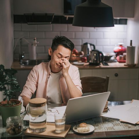 Umfrage mentale Gesundheit Arbeitsplatz: Ein Mann arbeitet im Home-Office und hat Stress