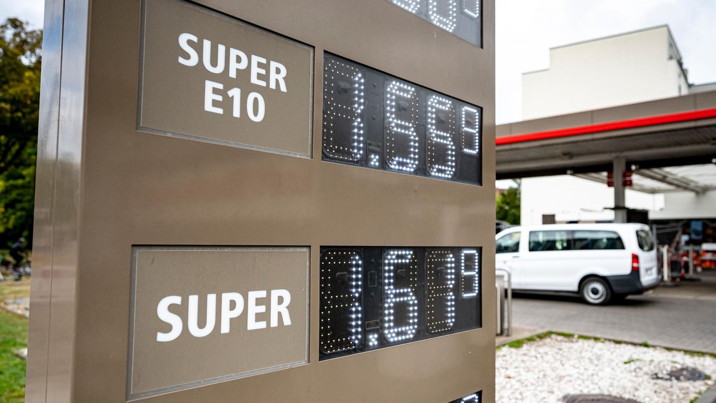 Die Preistafel für Kraftstoffe an einer Tankstelle
