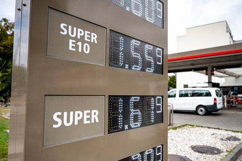 Die Preistafel für Kraftstoffe an einer Tankstelle