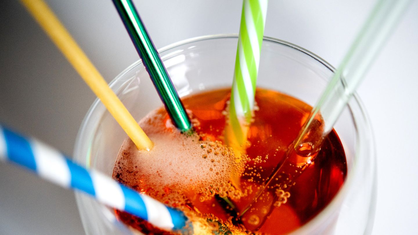 Verschieden Trinkhalme in einem Glas