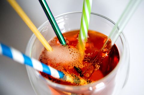 Verschieden Trinkhalme in einem Glas