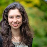 Zoe Mayer, 26  neu für die Grünen im Bundestag  "Wir sind jetzt 118 Abgeordnete in der neuen Grünen-Fraktion im Bundestag. Mehr als die Hälfte ist neu, so wie ich – direkt gewählt in Karlsruhe. Es fühlt sich noch ein bisschen an wie die Erstsemesterwoche an der Uni. Alles ist neu und aufregend. Ich habe noch kein Büro, keine Mitarbeiterinnen und keine Bleibe in Berlin. Aber das wird sich alles rasch finden. Wir haben schließlich viel zu tun. Wir haben einen riesigen Veränderungsanspruch. Wir müssen die Klimakrise stoppen. Jetzt kommt es darauf an, einen Weg zu finden, um gemeinsam die Probleme zu lösen."